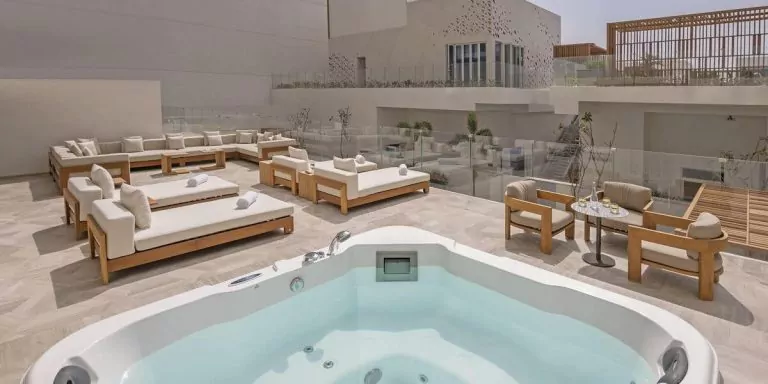 Spacious Jacuzzi